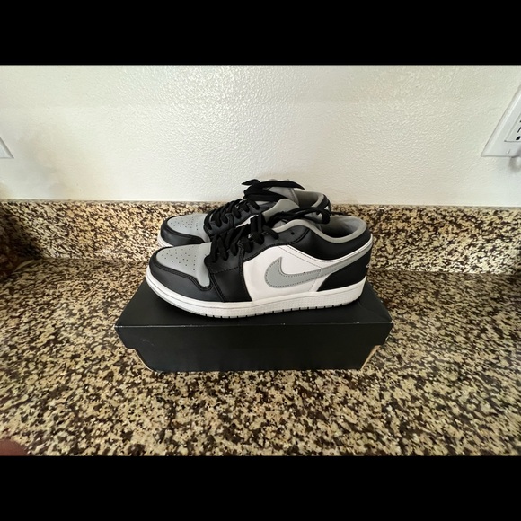 Jordan’s 1 low - Picture 3 of 6